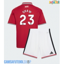 Camisa de time de futebol Manchester United Luke Shaw #23 Replicas 1º Equipamento Infantil 2026-27 Manga Curta (+ Calças curtas)